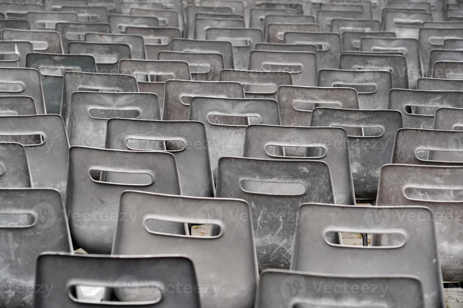 beaucoup de chaises vides sans public avant la messe du pape françois photo