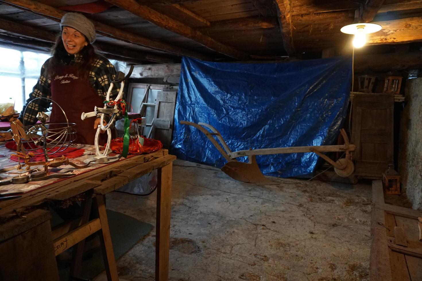 rango, italie - 8 décembre 2017 - personnes au marché de noël traditionnel photo