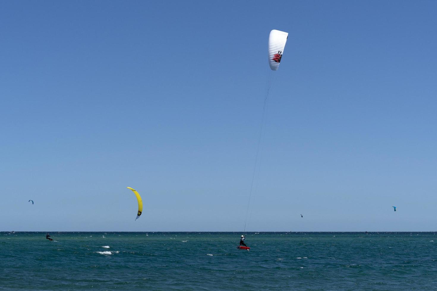 la ventana, mexique - 16 février 2020 - kite surf sur la plage venteuse photo