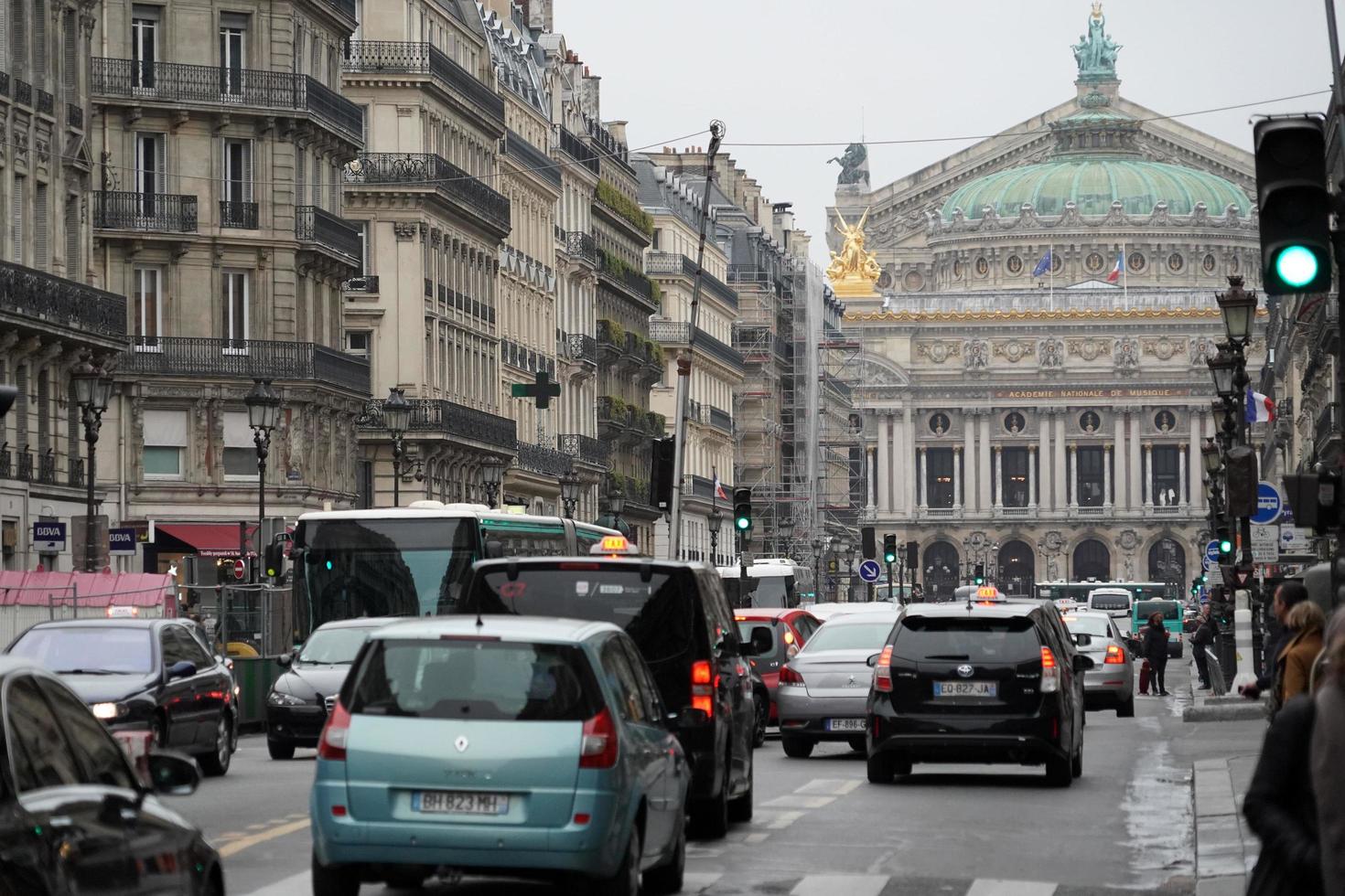 paris, france - 5 octobre 2018 - trafic congestionné rue paris photo