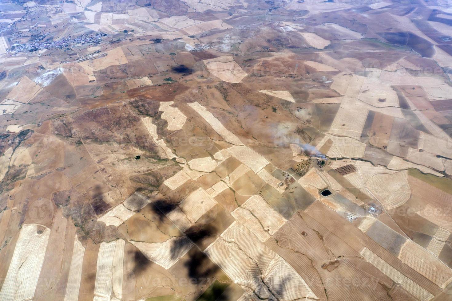 vue aérienne des champs cultivés en sicile photo