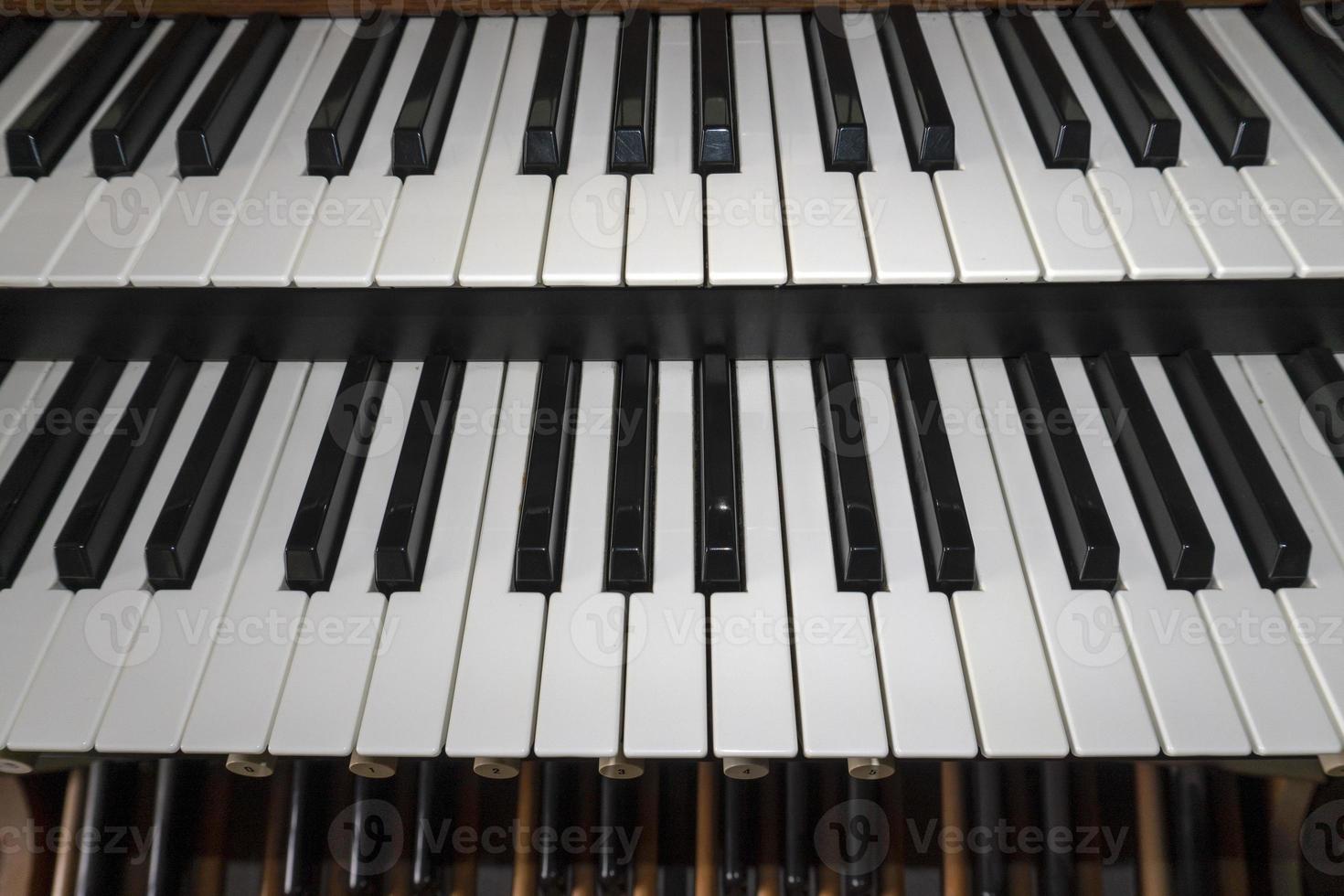 Détail du clavier double de l'orgue de l'église photo