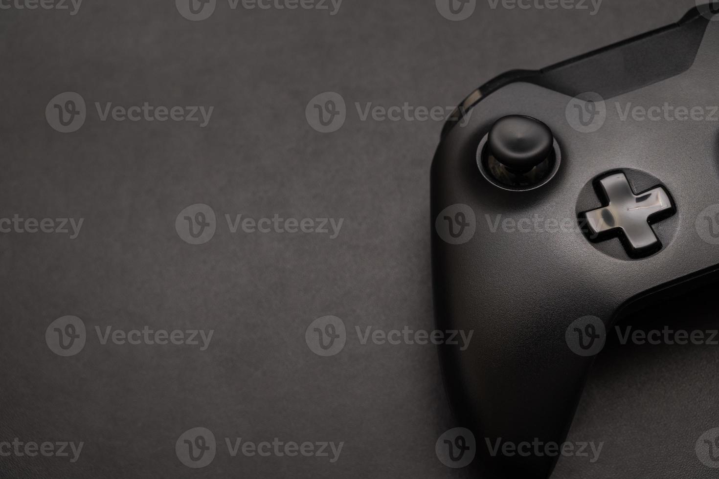 manette de jeu sans fil sur un bureau noir. contrôleur de jeu noir. technologie de jeu sur ordinateur jouer à la compétition concept de confrontation de contrôle de jeu vidéo. notion d'esport. photo