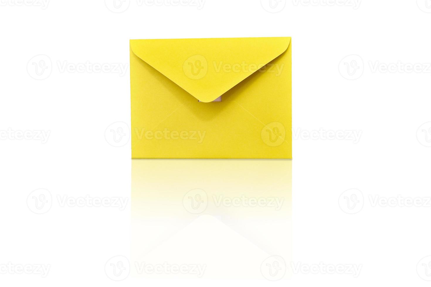 enveloppe fermée jaune isolé sur fond blanc. élément de conception. marchandises postales. photo