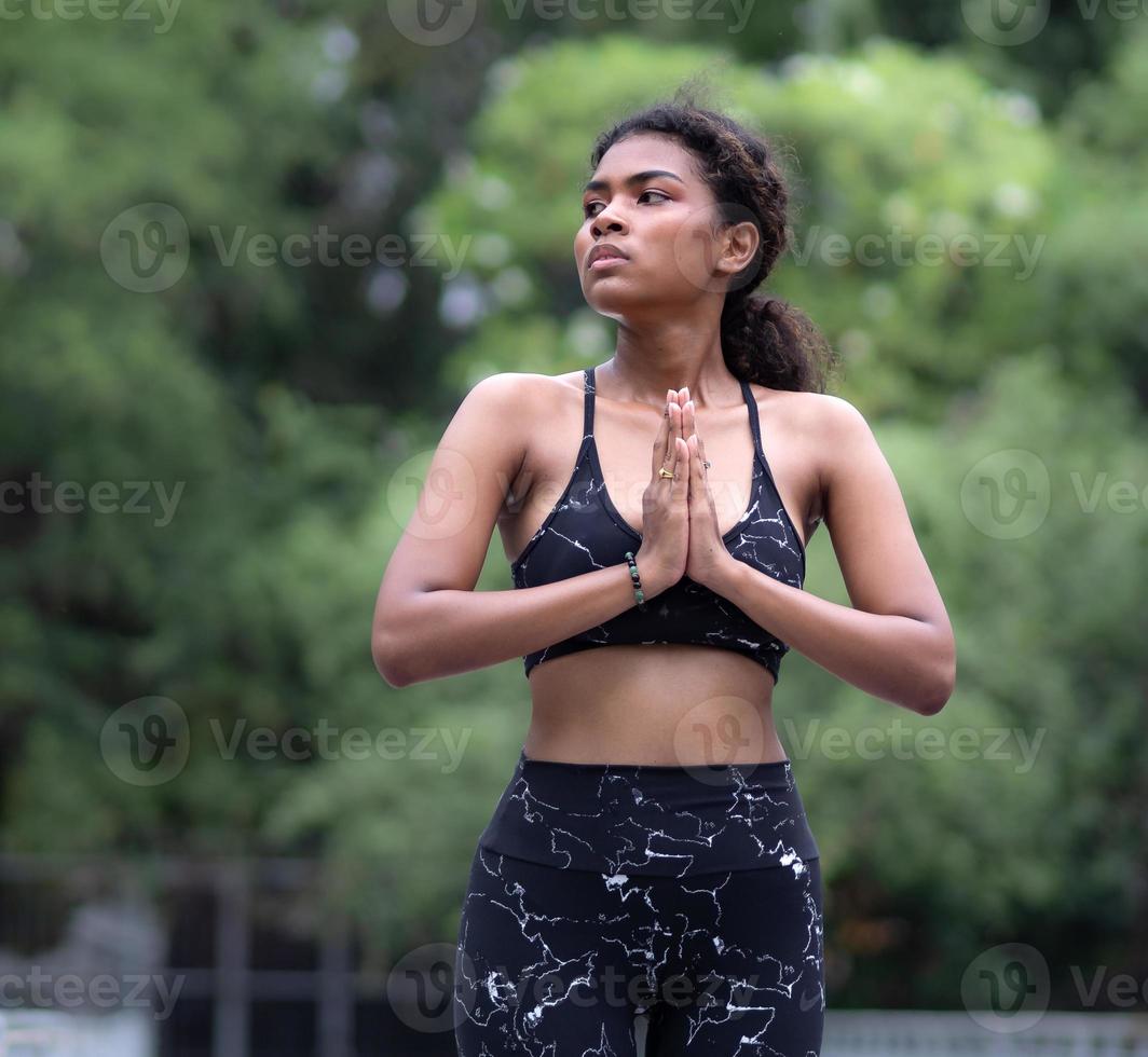 femme pratique le yoga position namaste ouvrant le chakra du cœur de l'âme à la poitrine. les femmes sereines faisant de la méditation en plein air tranquille, se concentrent sur la pose de prière. bien-être mental mode de vie sain. photo