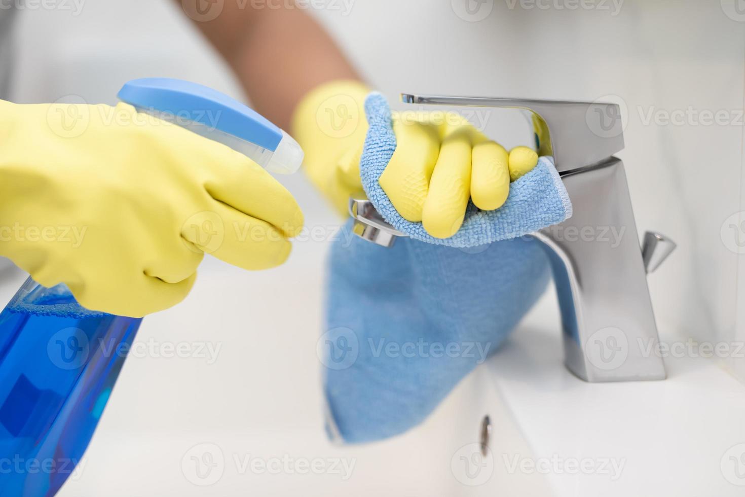 personnel nettoyant la salle de bain photo