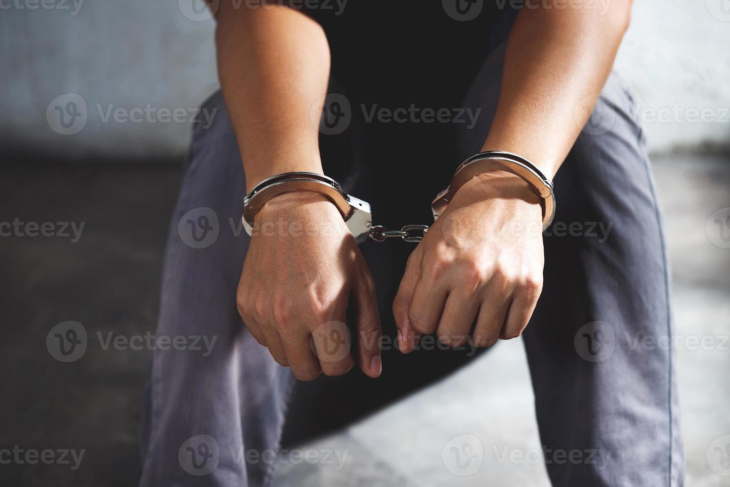 mains d'hommes désespérés d'attraper la prison de fer, concept de prisonnier, thaïlande photo
