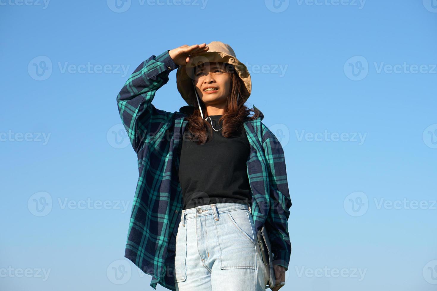 les agricultrices asiatiques utilisent des ordinateurs pour analyser la croissance des plants de riz. photo