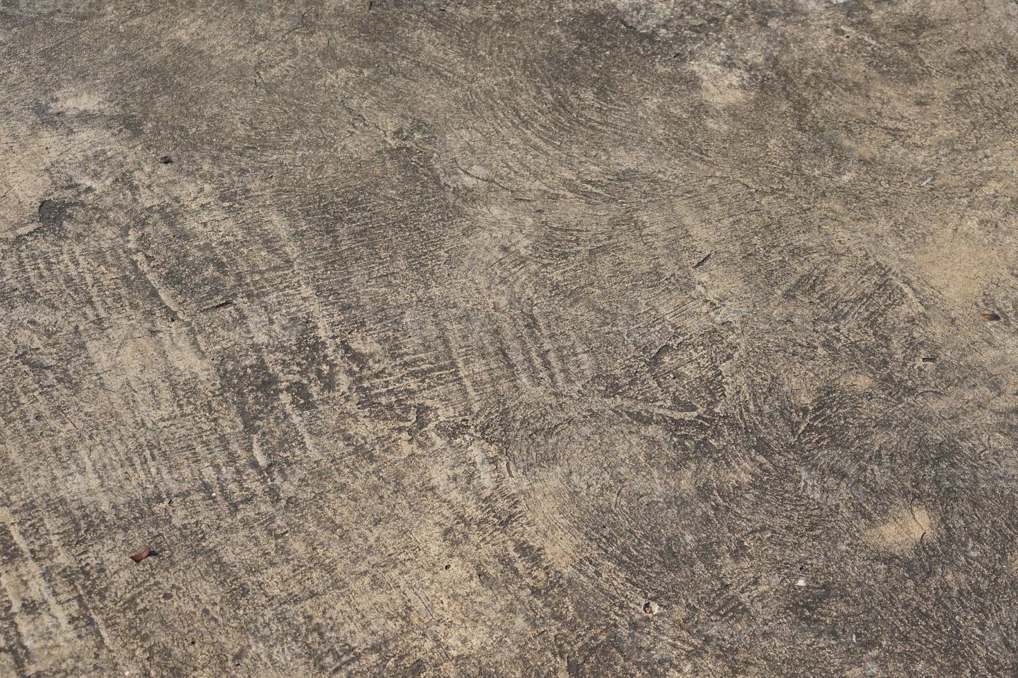 le sol en ciment présente des fissures et des motifs. photo