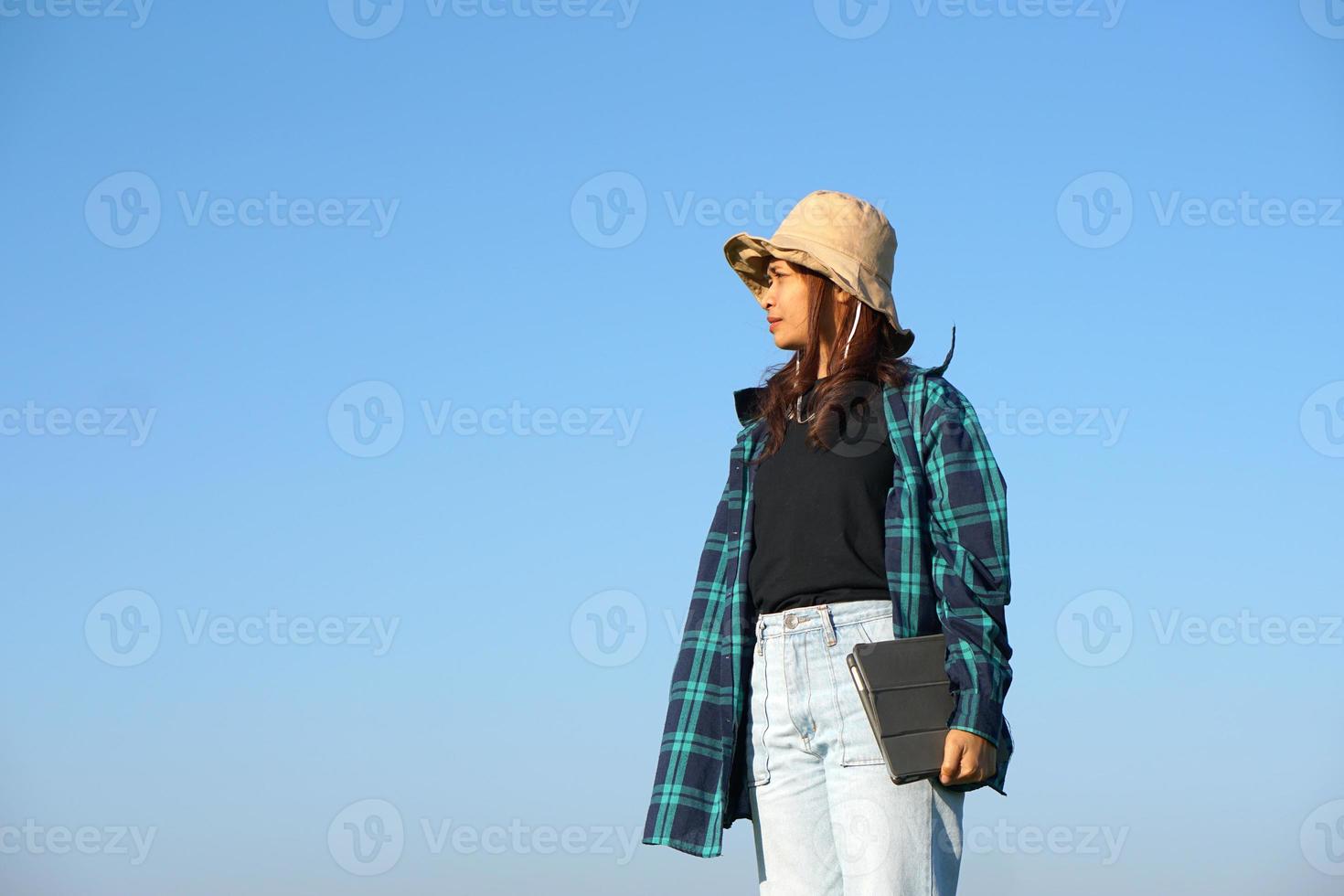 les agricultrices asiatiques utilisent des ordinateurs pour analyser la croissance des plants de riz. photo