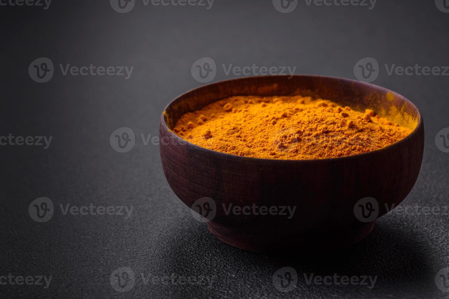 curcuma jaune vif ou épice de curry pour la préparation de plats asiatiques photo