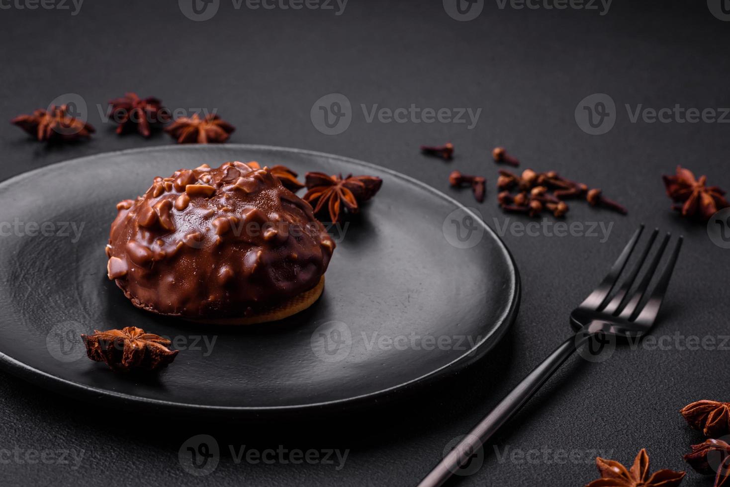 délicieuse tarte au chocolat aux noix sur une plaque en céramique noire photo