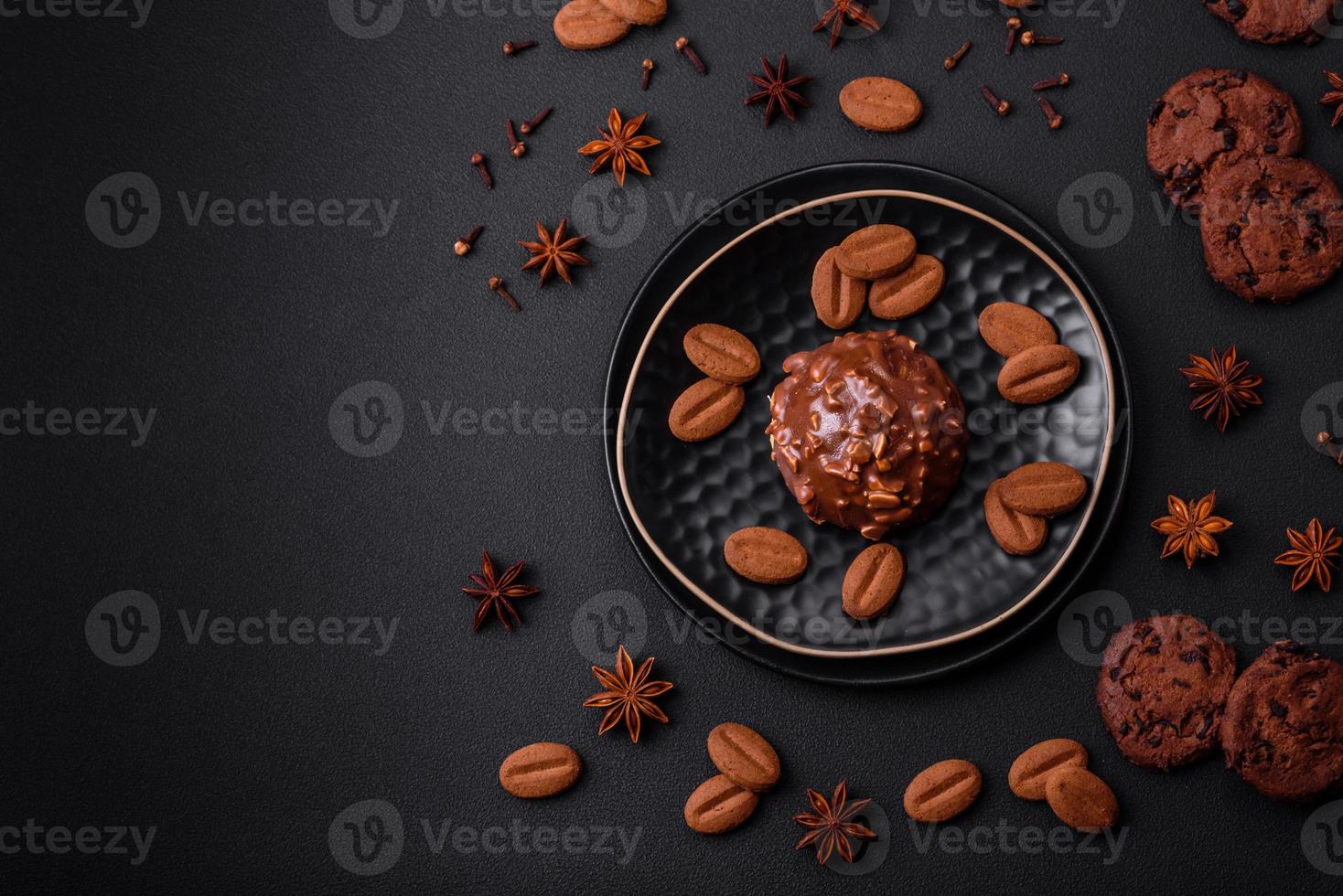 délicieuse tarte au chocolat aux noix sur une plaque en céramique noire photo