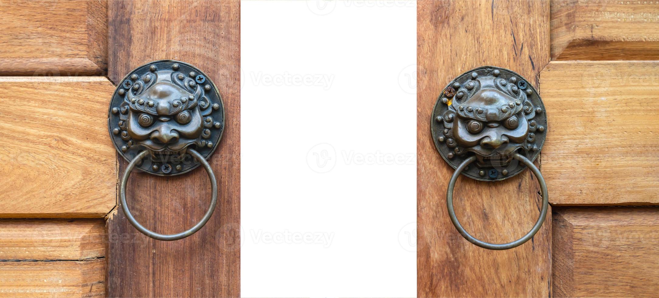 gros plan sur l'asie, chine bronze - style lion jumeau en métal la porte en bois frappée est coulissante ouverte avec un fond blanc uni. chemin de détourage. photo