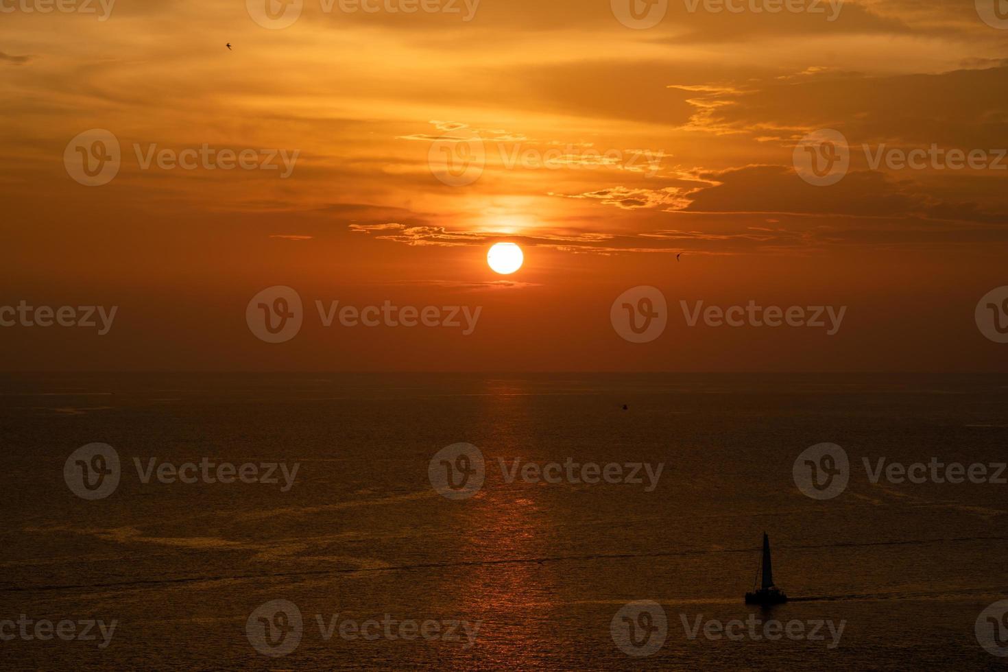 coucher de soleil sur la mer et à travers les nuages. paysage marin tranquille avec la ligne d'horizon horizontale. photo