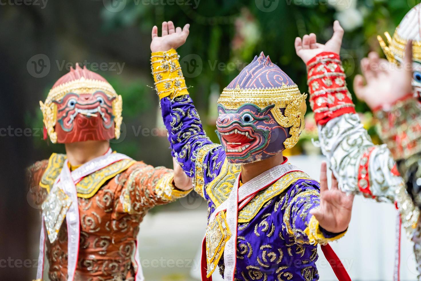 la représentation de l'histoire dramatique traditionnelle thaïlandaise khon épique, ramakien ou ramayana avec le singe blanc hanuman et d'autres. photo