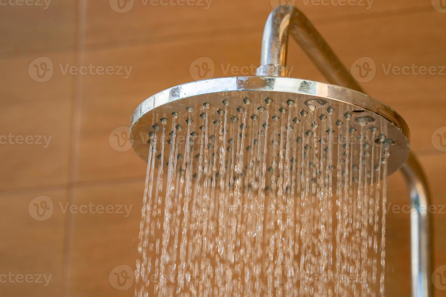 près de la pomme de douche extérieure pour le bain et verser de l'eau froide sur le corps avant de sauter dans la piscine du complexe. photo