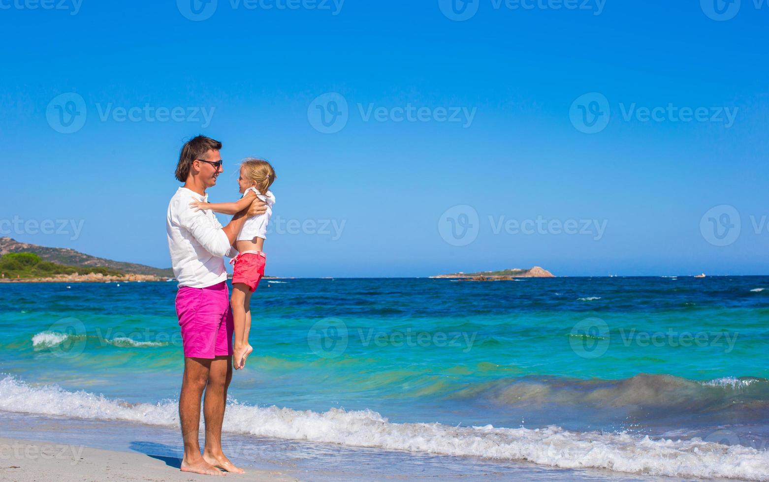 petite fille et papa s'amusent pendant les vacances à la plage tropicale photo