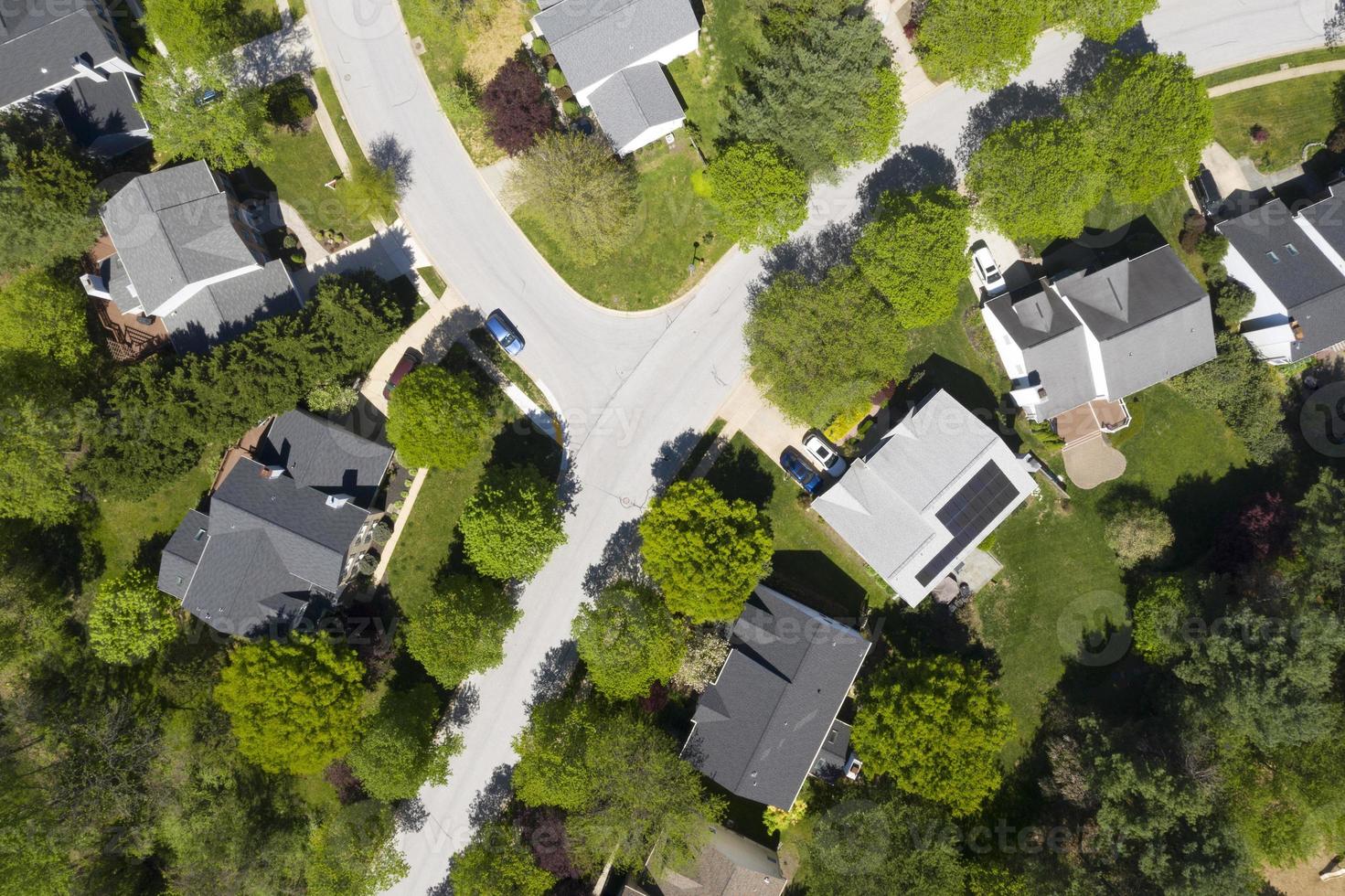 Quartier américain de la classe moyenne supérieure avec rue incurvée dans le Maryland photo