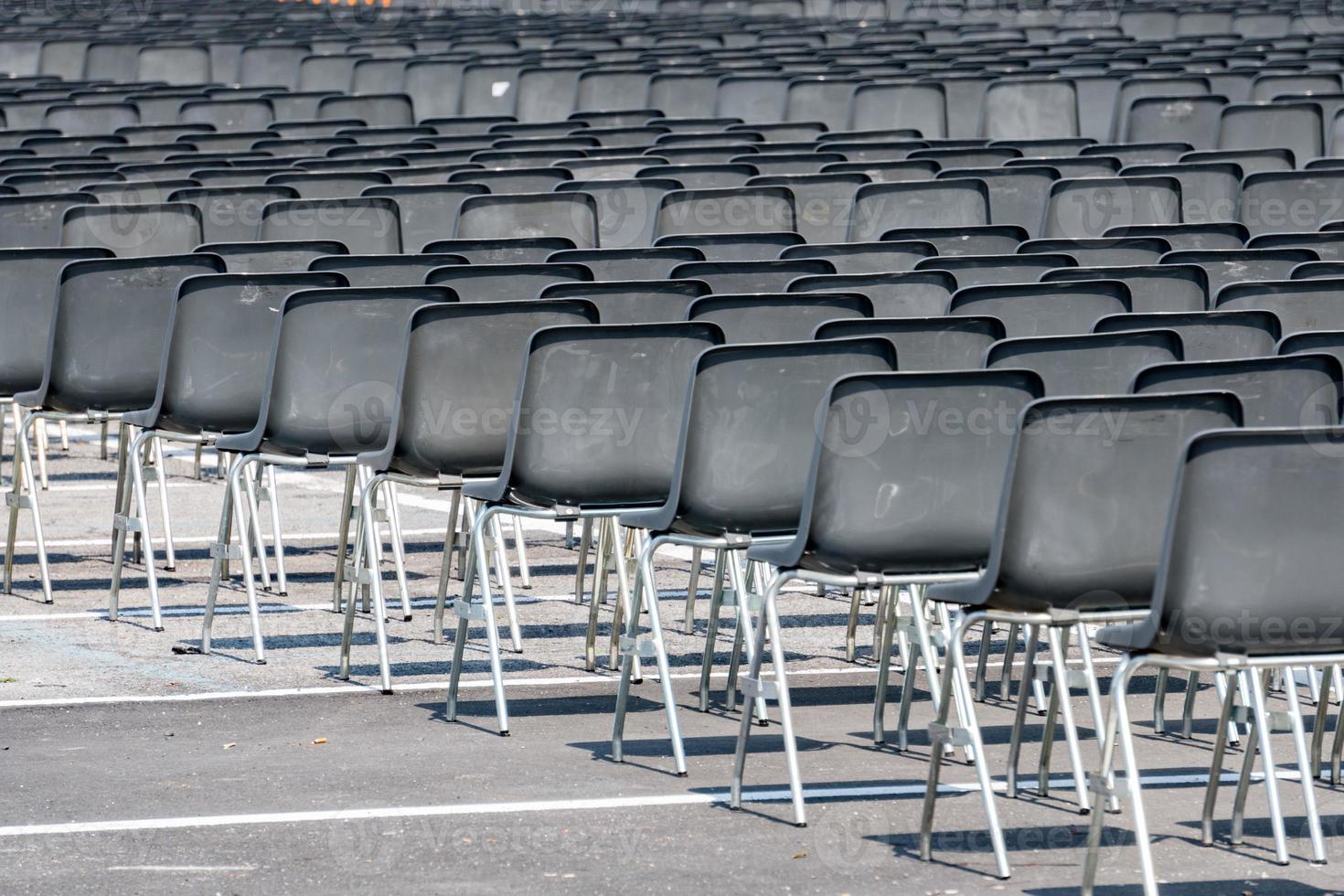 beaucoup de chaises vides sans public photo