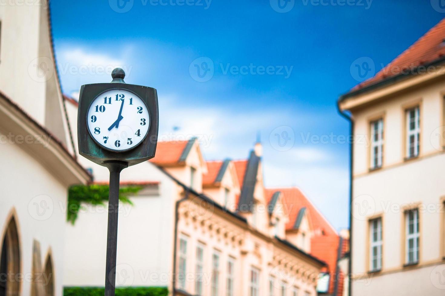 horloge de rue sur la place dans les villes européennes photo