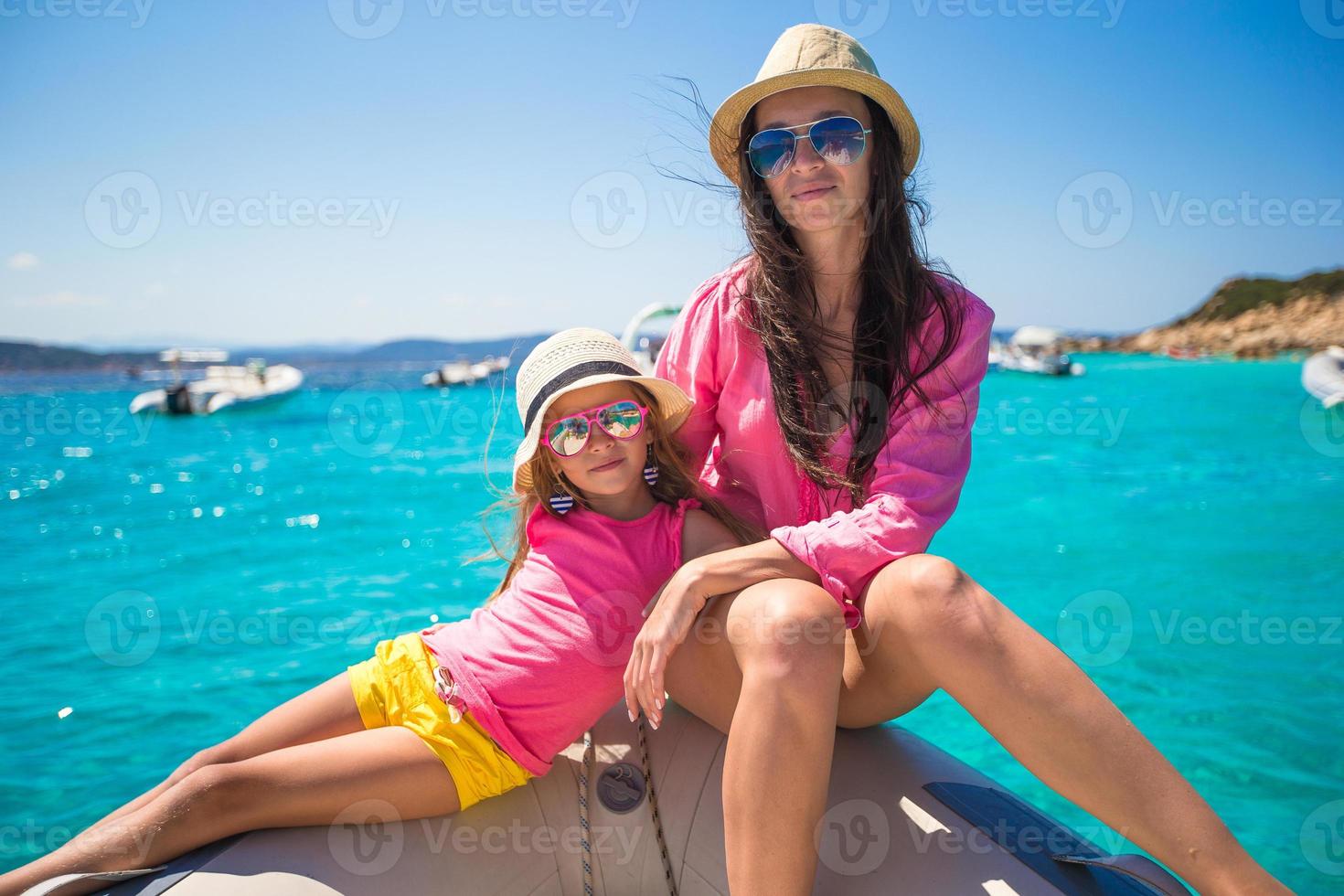 jeune mère avec son adorable fille profite de vacances sur un bateau photo