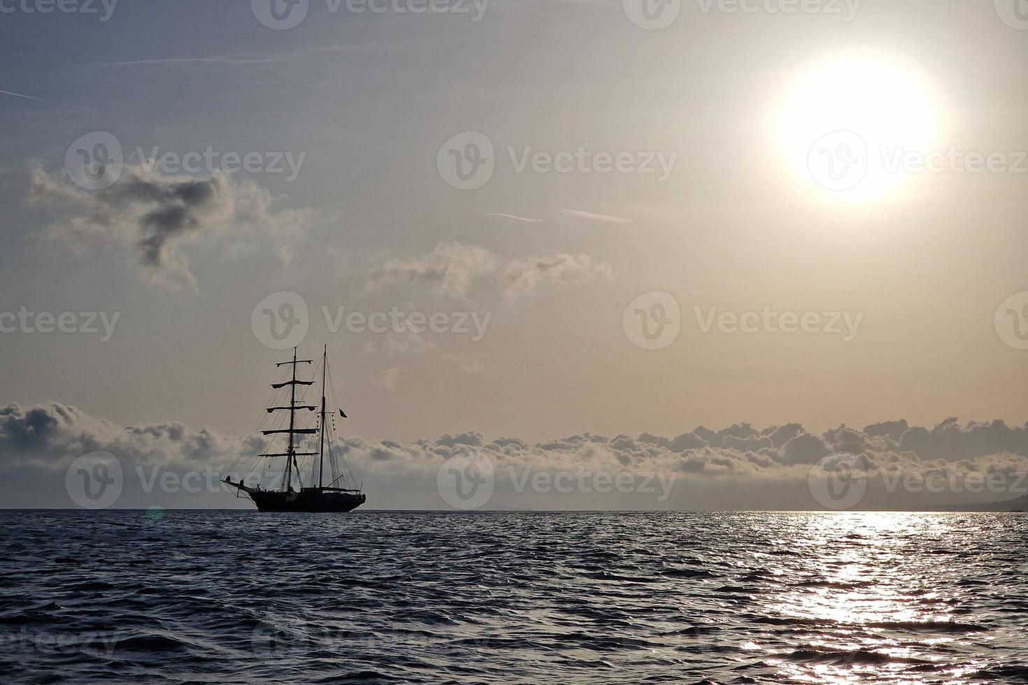 vieille silhouette de navire au coucher du soleil photo