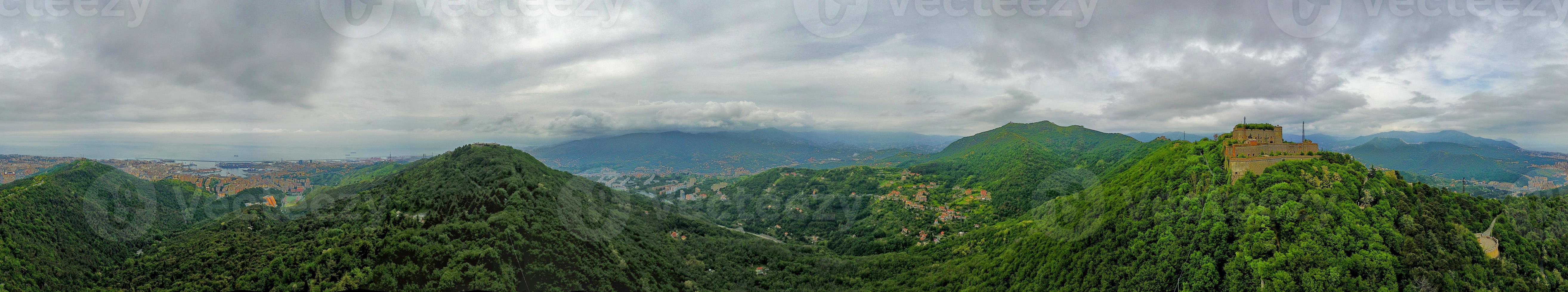 Genova Gênes vue aérienne du château et du mur sur la colline photo