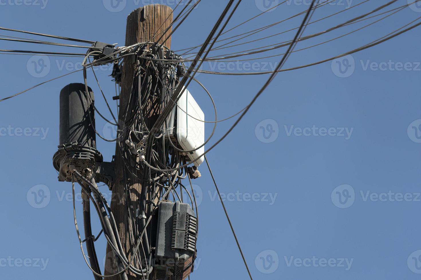 de nombreux câbles téléphone électricité fils ensemble photo