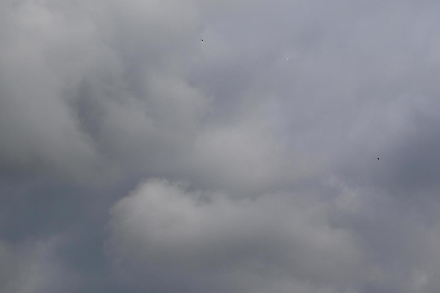 temps orageux et nuages sombres photo