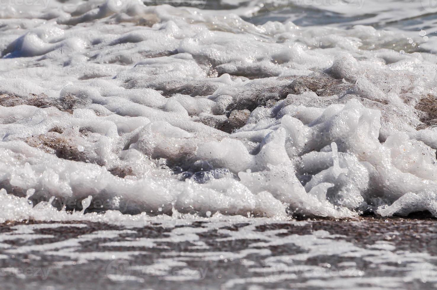 écume de mer. éclabousser d'eau photo