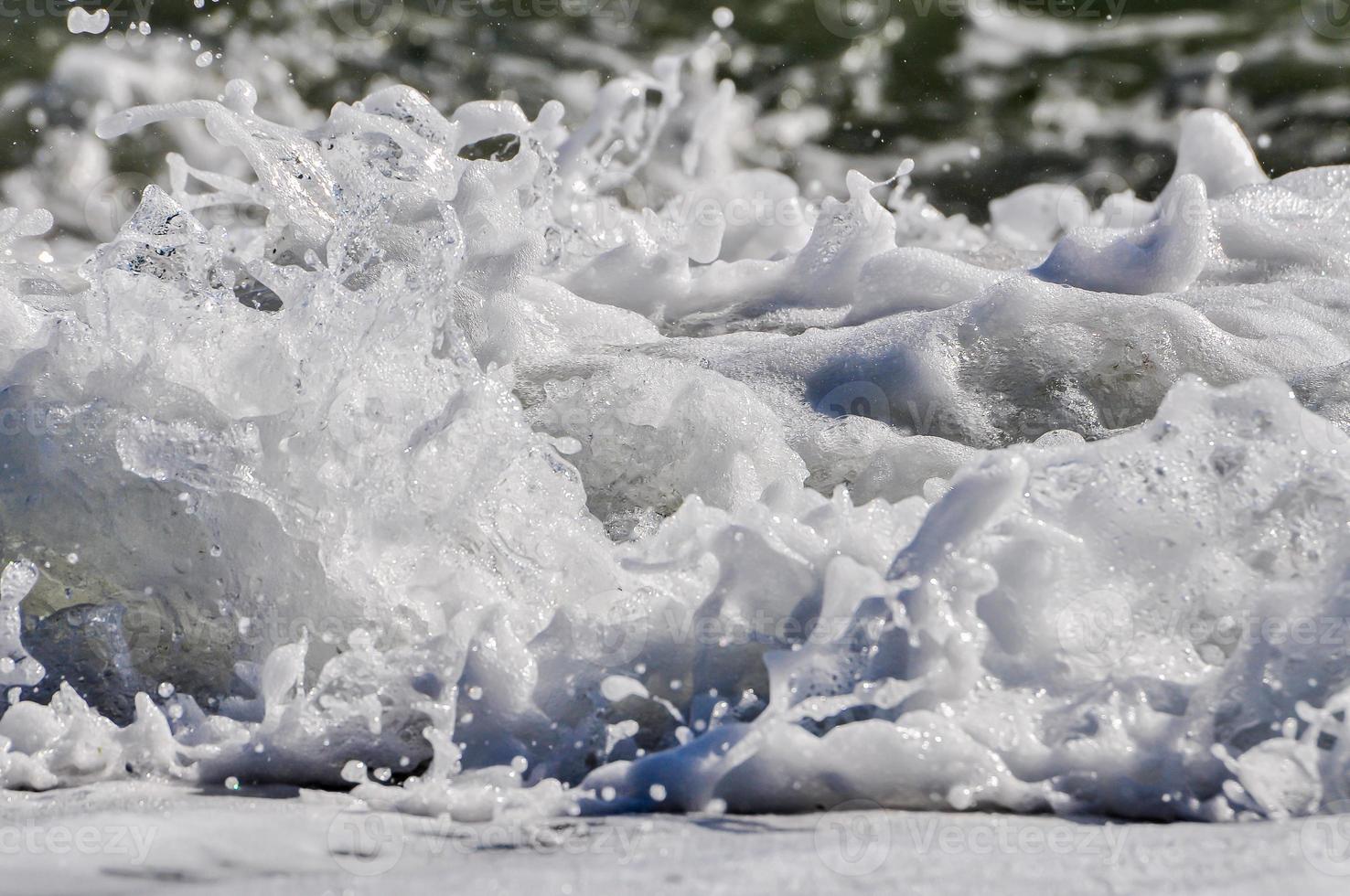 écume de mer. éclabousser d'eau photo