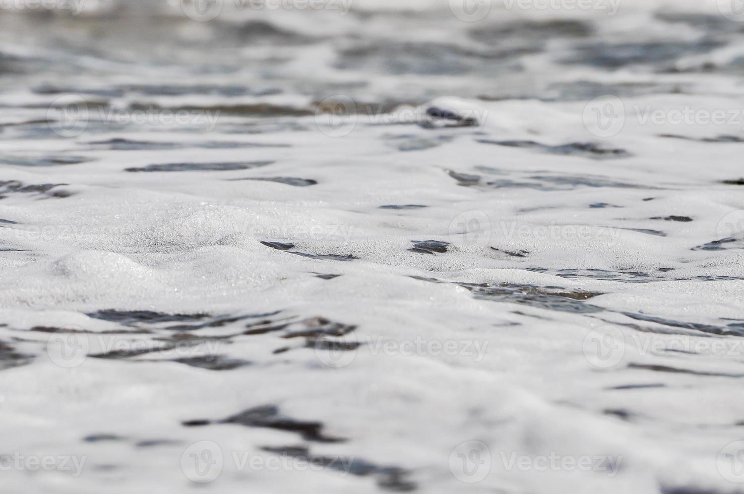 écume de mer. éclabousser d'eau photo