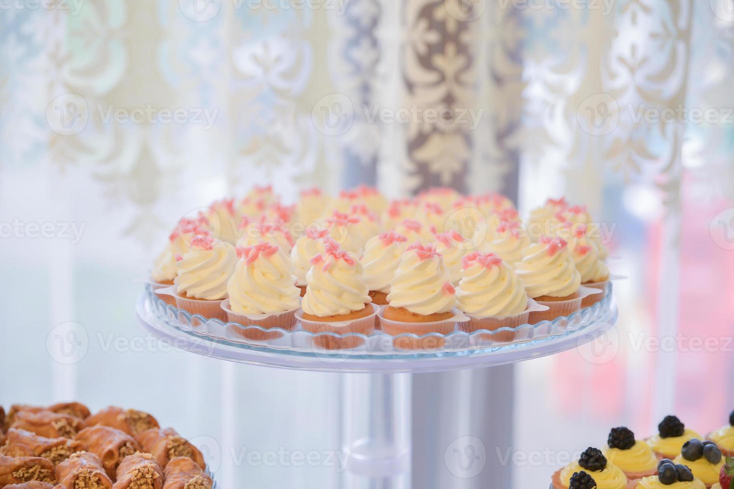 bonbons et biscuits disposés sur la table pour la réception de mariage photo