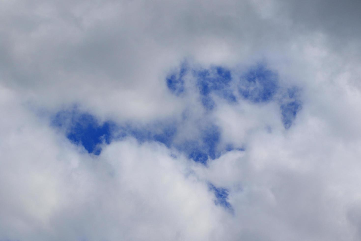 temps orageux et nuages sombres photo