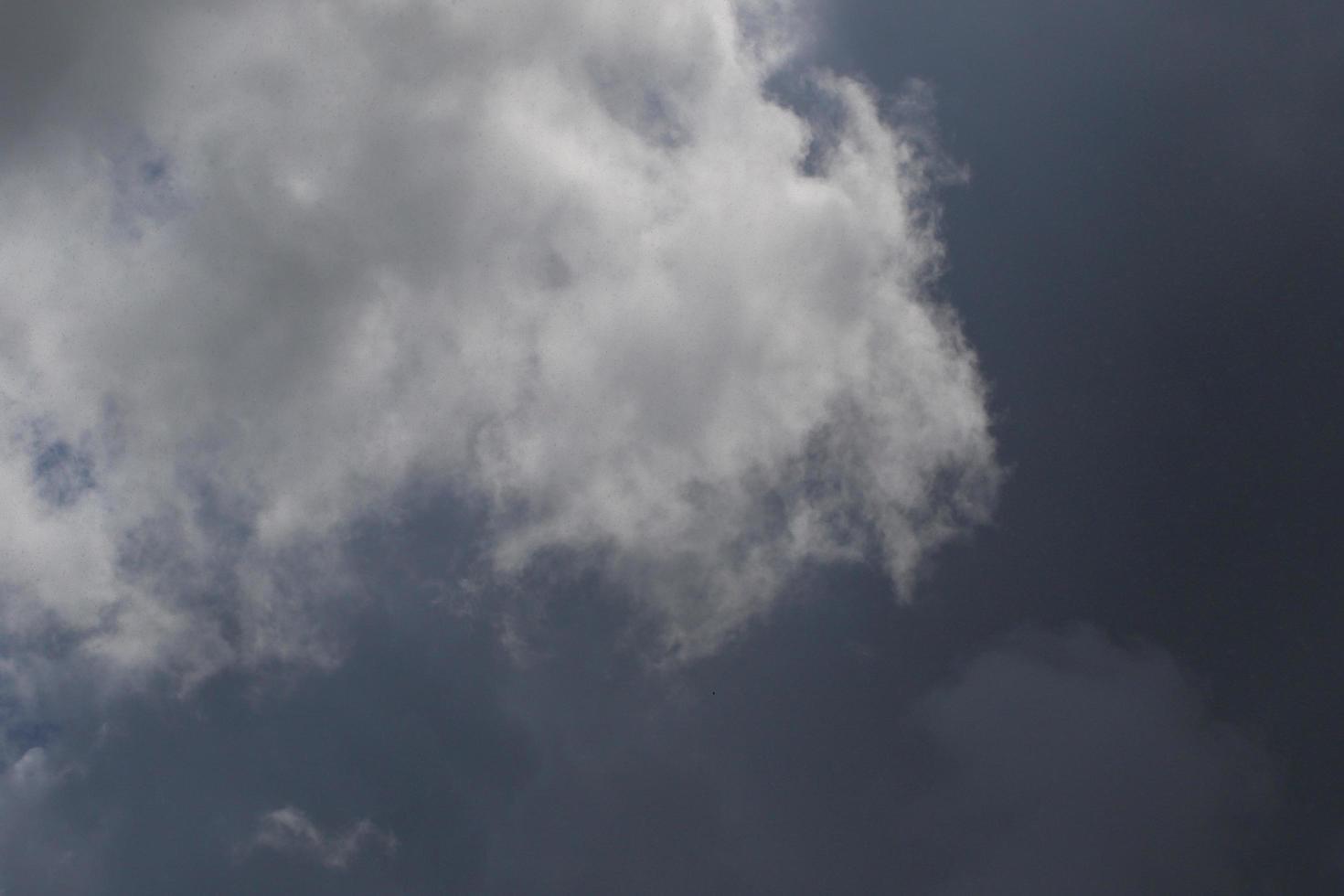 temps orageux et nuages sombres photo