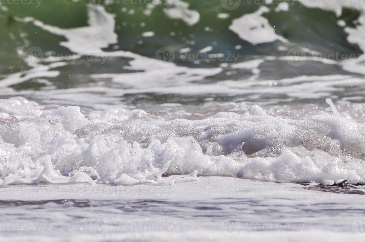 écume de mer. éclabousser d'eau photo