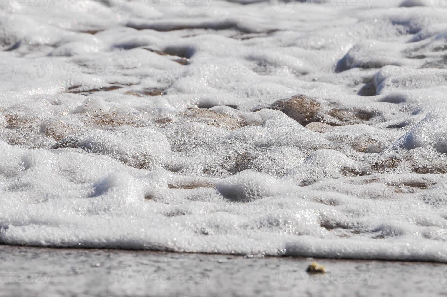 écume de mer. éclabousser d'eau photo