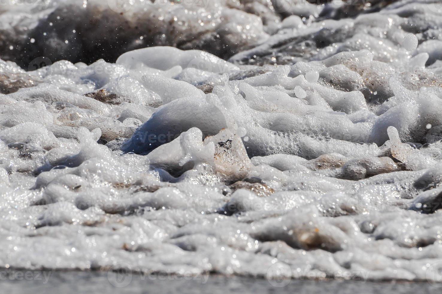 écume de mer. éclabousser d'eau photo