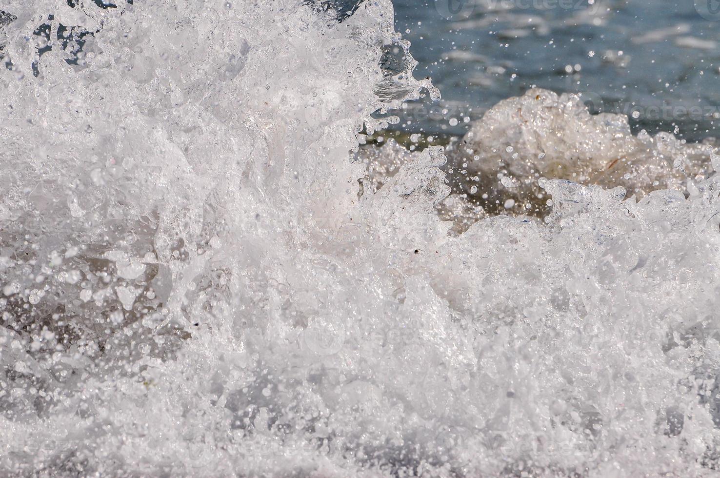 écume de mer. éclabousser d'eau photo