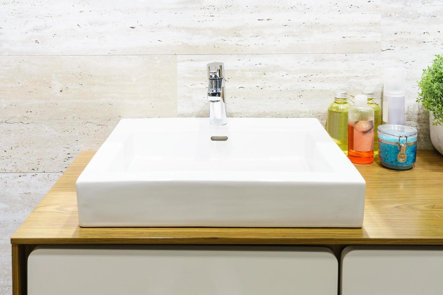 lavabo blanc dans la salle de bain moderne photo