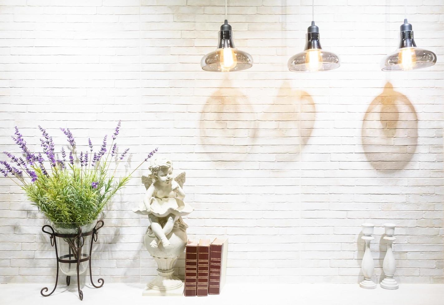 Mur de brique moderne intérieur dérive étagères en bois blanc et décor de concept de cadre, lampe moderne photo