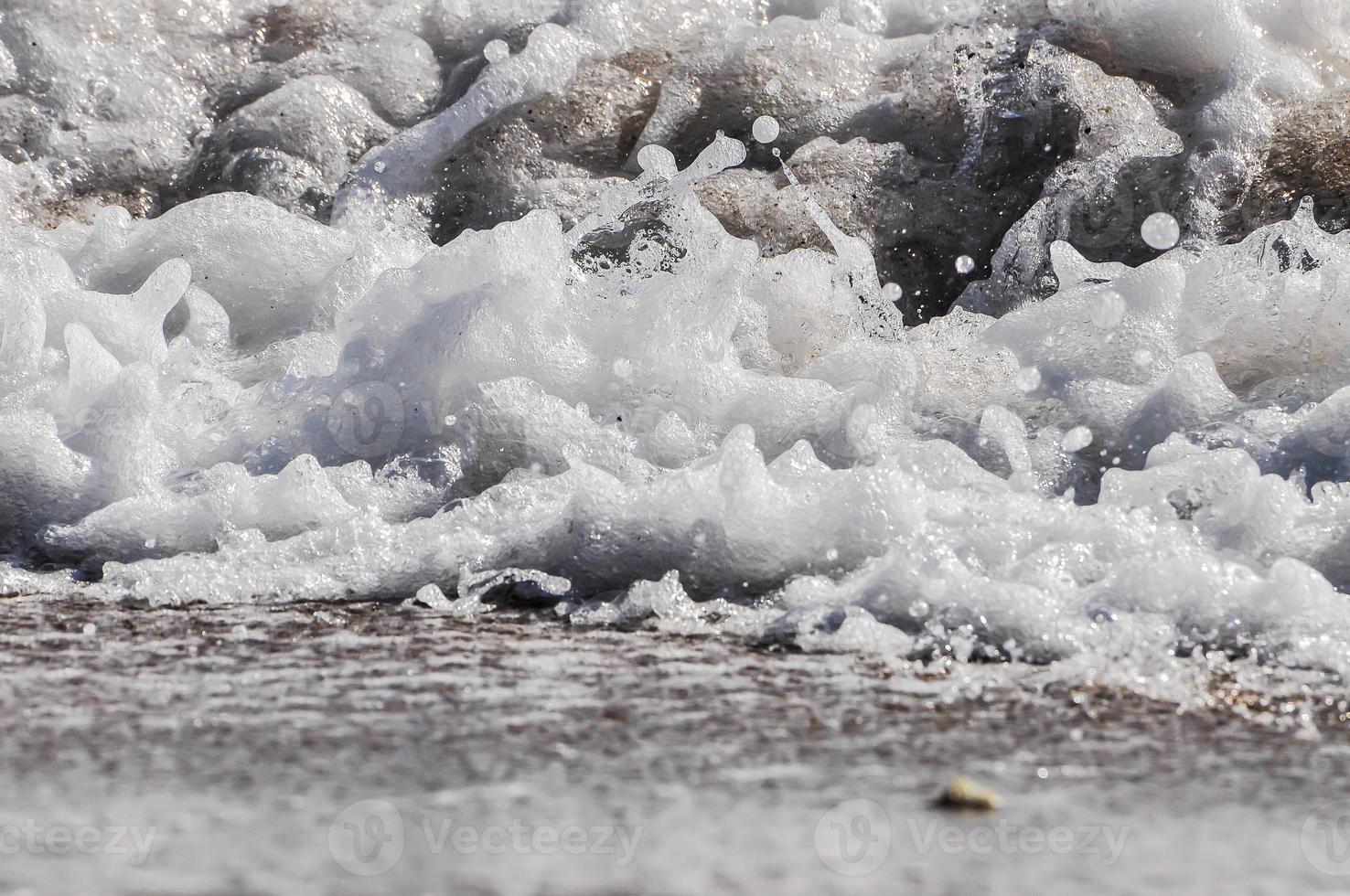 écume de mer. éclabousser d'eau photo