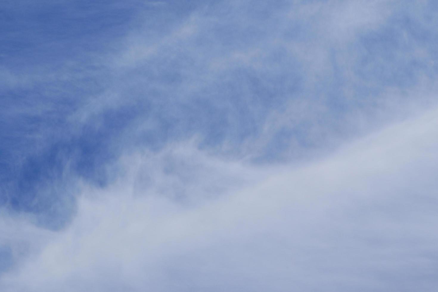 ciel bleu clair et nuages blancs photo