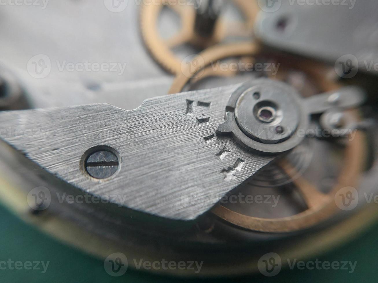 diverses pièces mécaniques d'une montre-bracelet photo