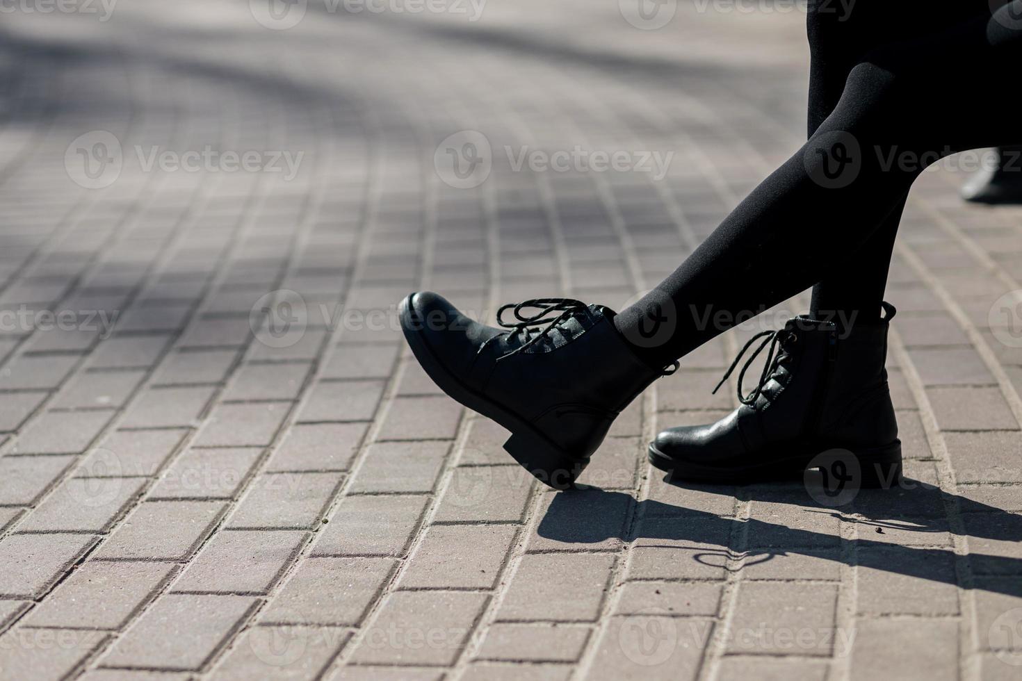 jambes féminines en collants noirs. photo