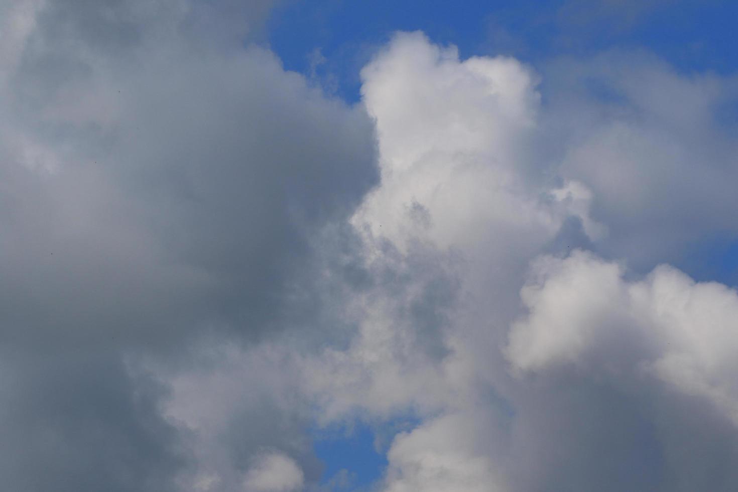 temps orageux et nuages sombres photo