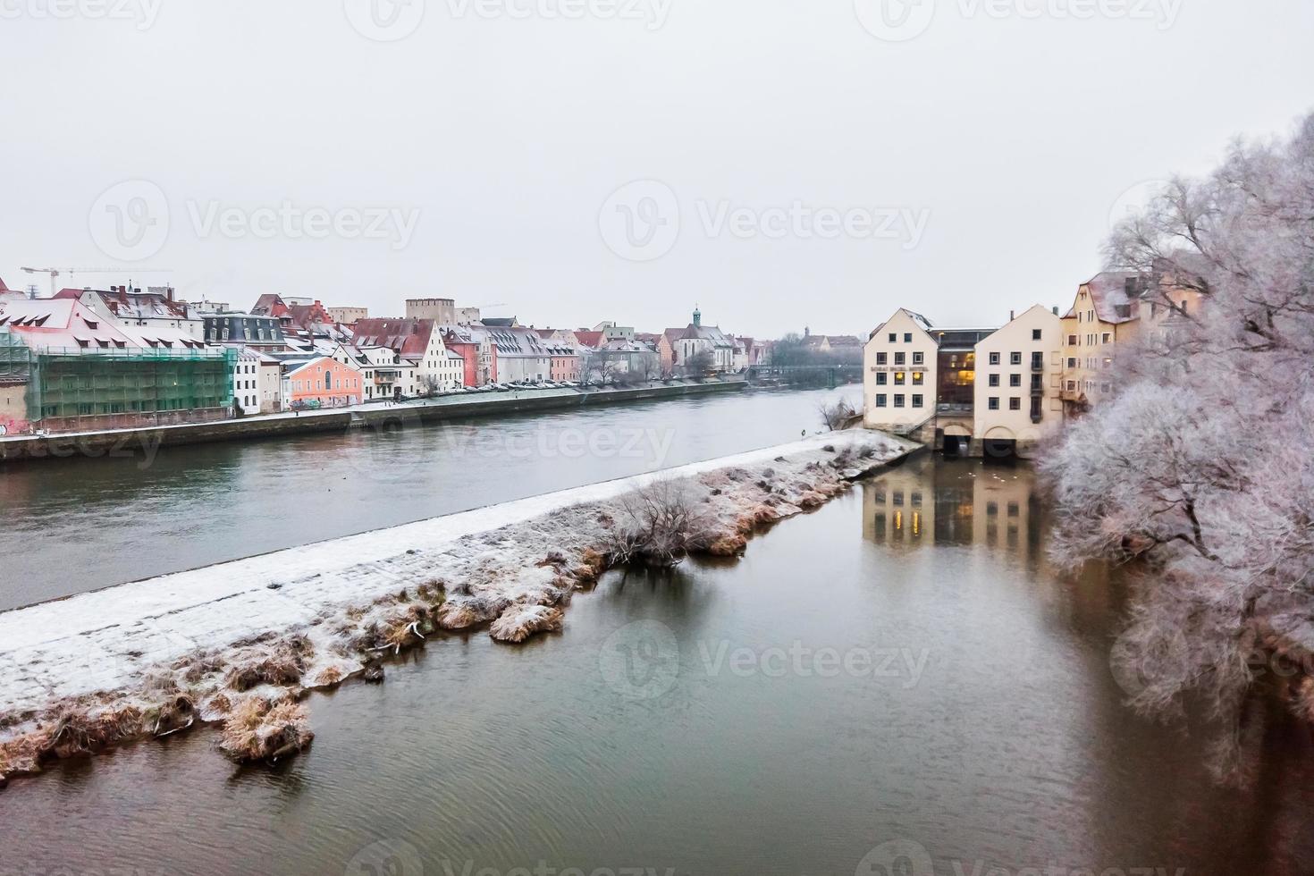 visite de la ville de Ratisbonne en hiver. vue depuis le pont de pierre photo