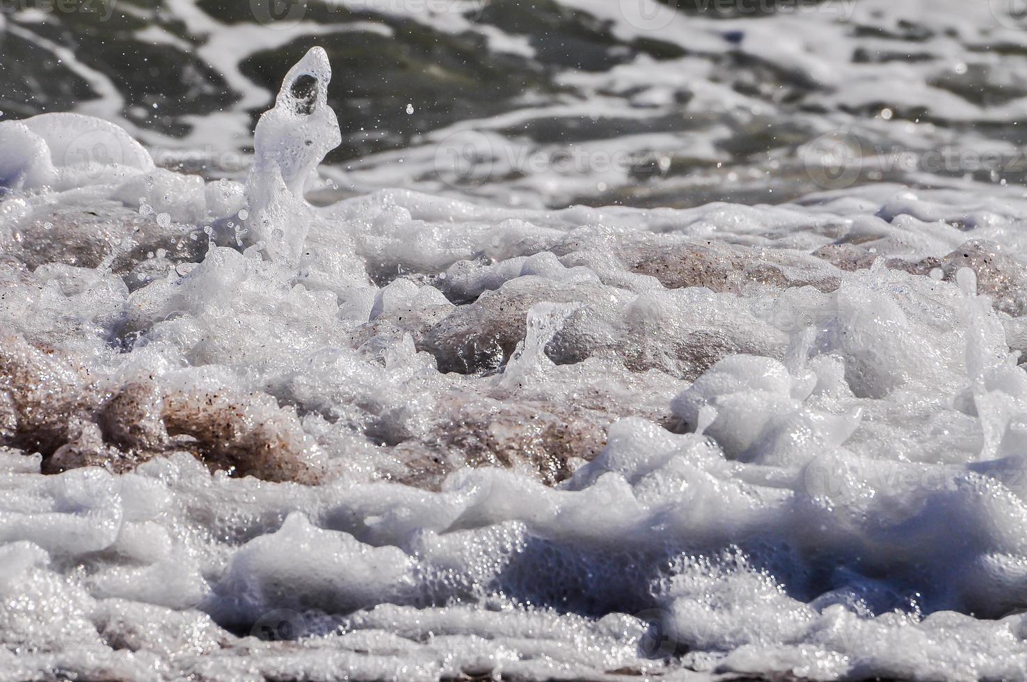 écume de mer. éclabousser d'eau photo