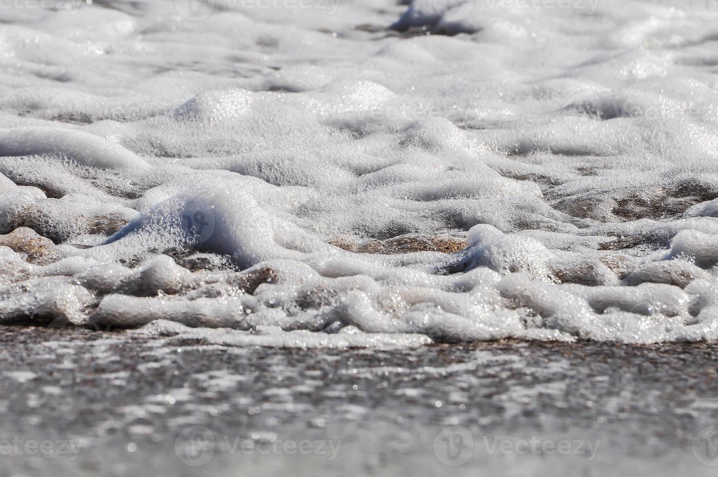 écume de mer. éclabousser d'eau photo